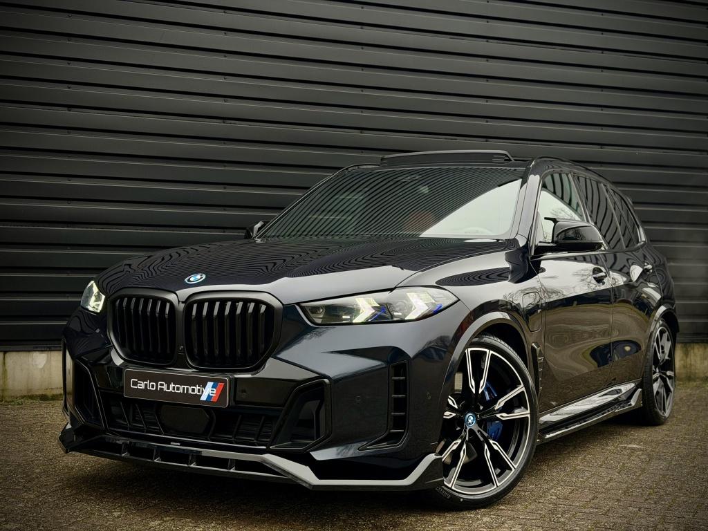 BMW X5 xDrive50e M-PERF. B&W|PANO|HUD|360|AR|TARTUFO, 12 maanden, Gebruikt, 2395 kg, Zwart