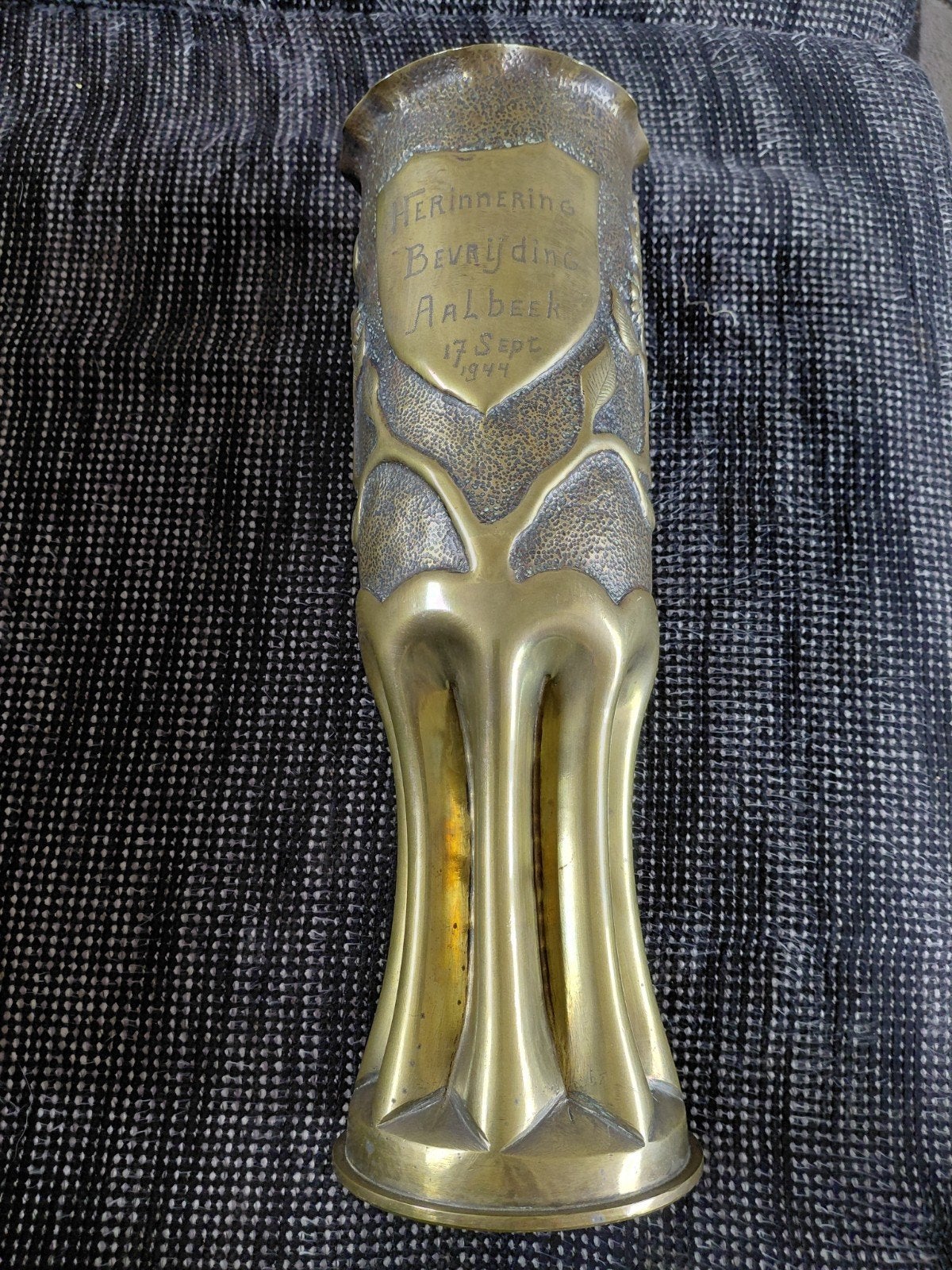 Unieke WO2 Trench Art Vaas - Bevrijding Aalbeek 17 Sept 1944, Ophalen of Verzenden, Hulzen of Bodemvondsten, Nvt, Geen idee