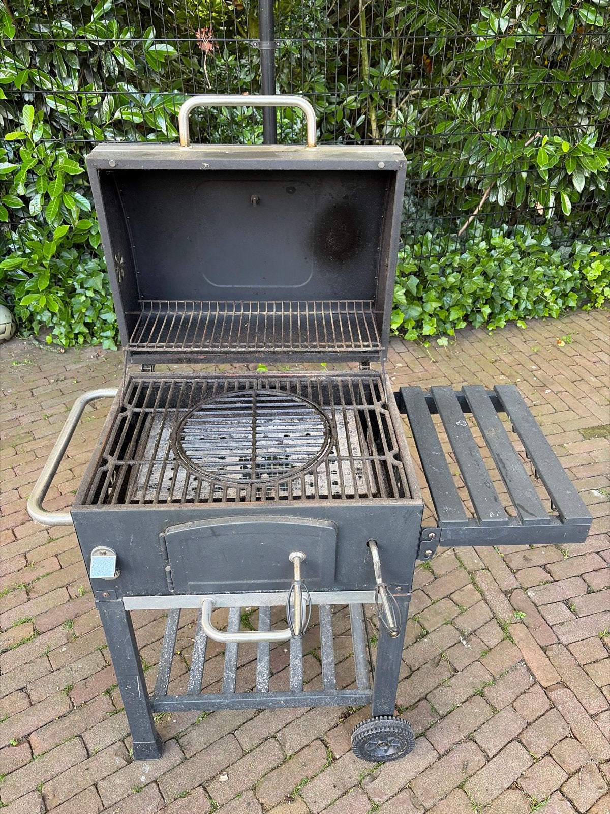 Karwei barbecue met fijne werkhoogte en warmhouderrek, Ophalen, Gebruikt