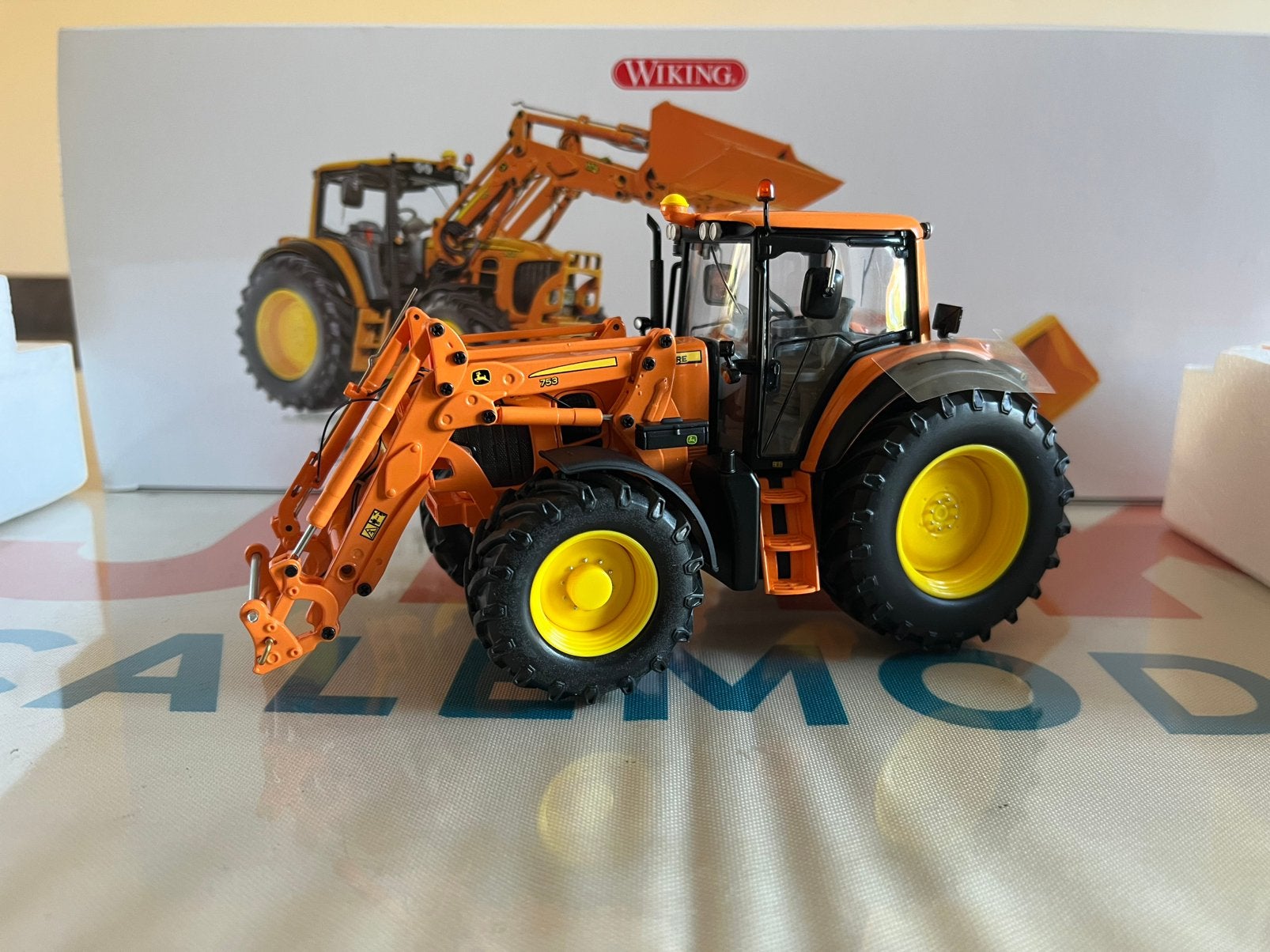 John Deere 7430 tractor met frontlader kommunal Wiking nieuw, Hobby en Vrije tijd, Modelauto's | 1:32, Ophalen of Verzenden, Nieuw