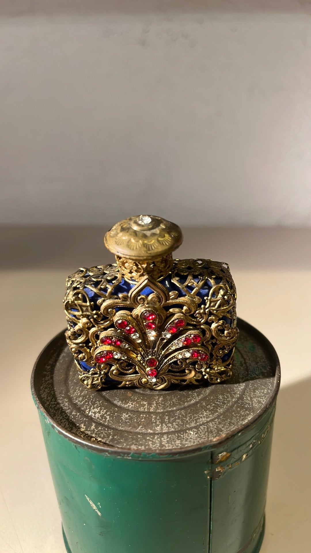 Kaptafel flesje parfum Tsjechisch jaren 50’s, Ophalen of Verzenden, Zo goed als nieuw