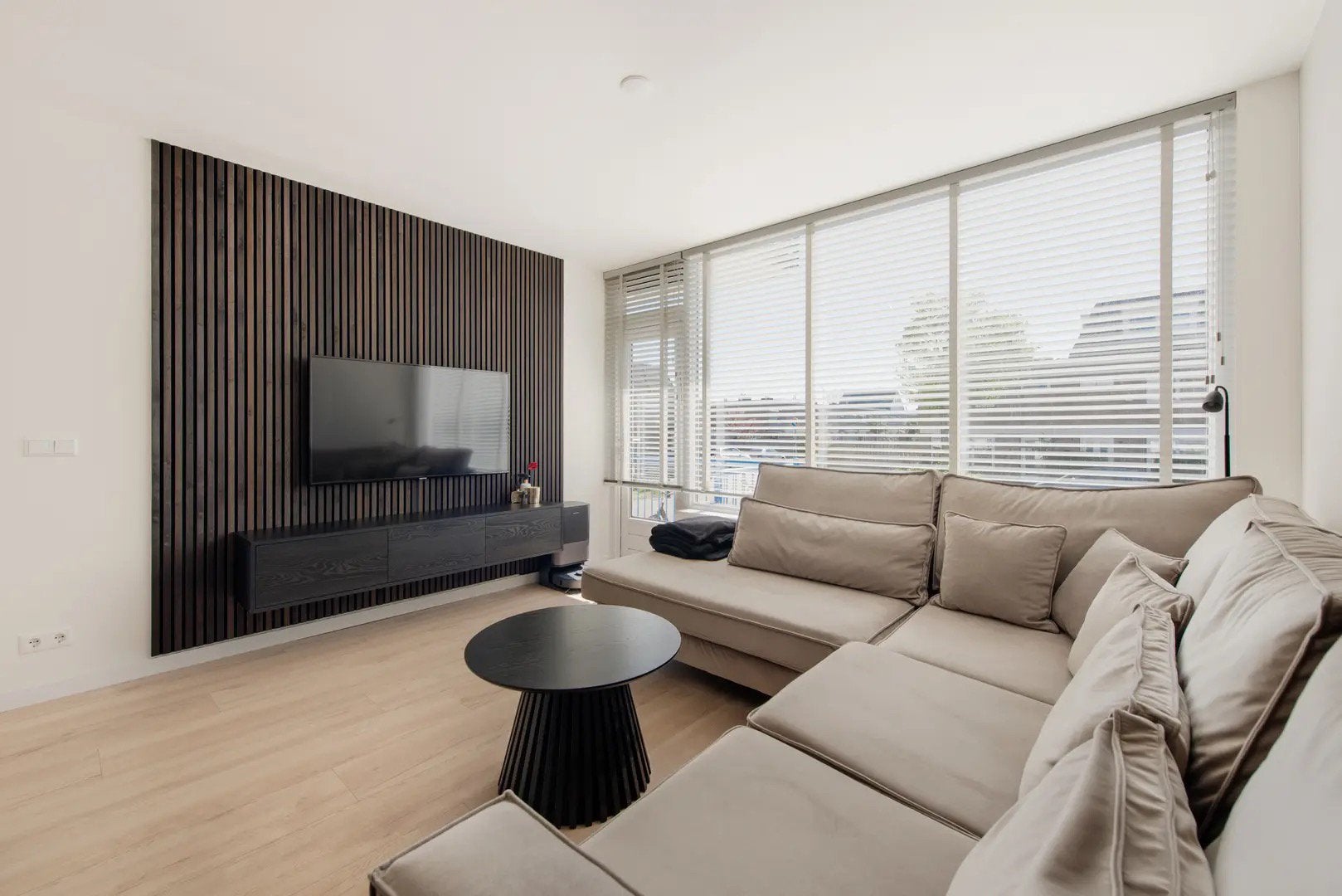 Zwevend TV-meubel zwart eiken – modern design, Huis en Inrichting, Ophalen, Gebruikt, 150 tot 200 cm, Minder dan 100 cm
