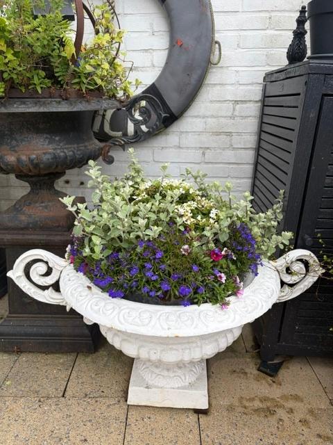 zeer grote gietijzeren vaas met oren, Tuin en Terras, Tuinvazen, Ophalen, Zo goed als nieuw