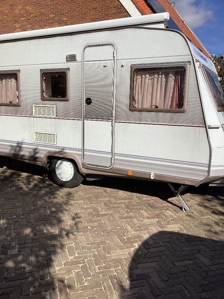 Caravan Dethleffs 435 T Edition, Treinzit, Dethleffs, 5 tot 6 meter, Tot en met 4