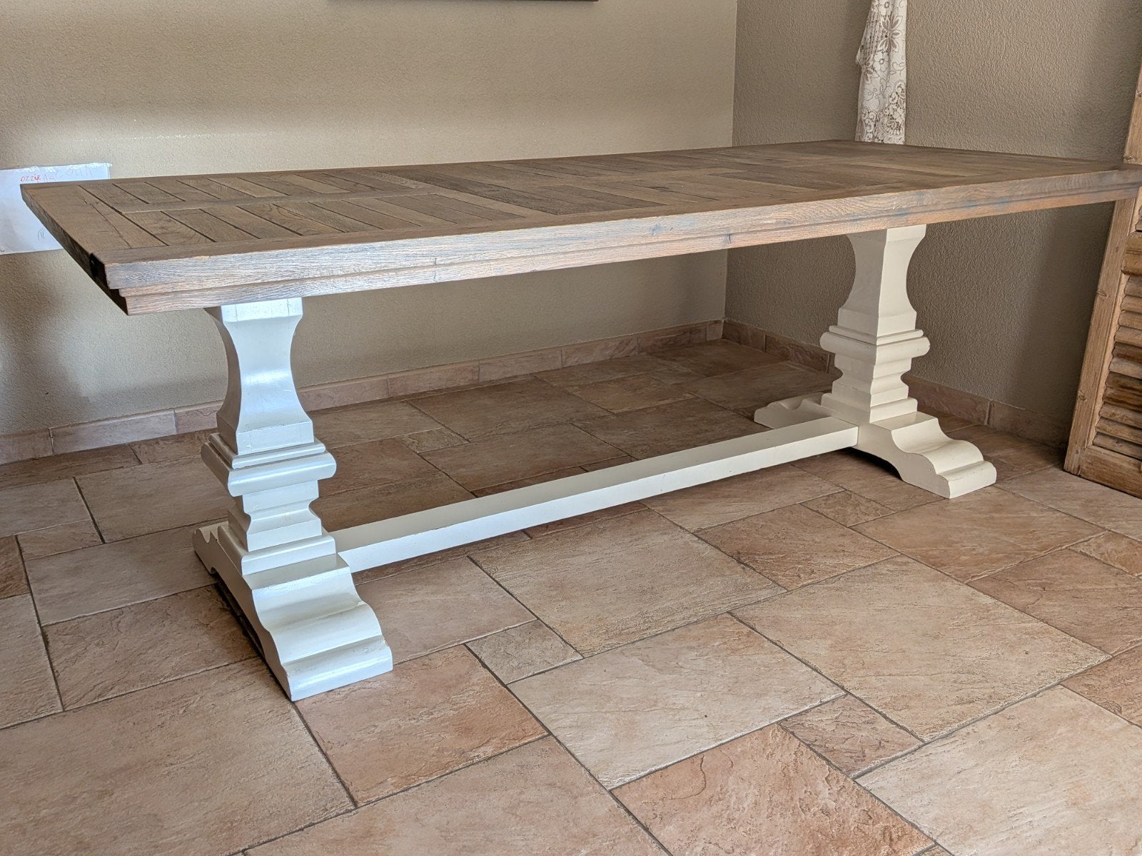 Landelijke eettafel met houten blad en witte poten, Ophalen, 200 cm of meer, 50 tot 100 cm, Zo goed als nieuw
