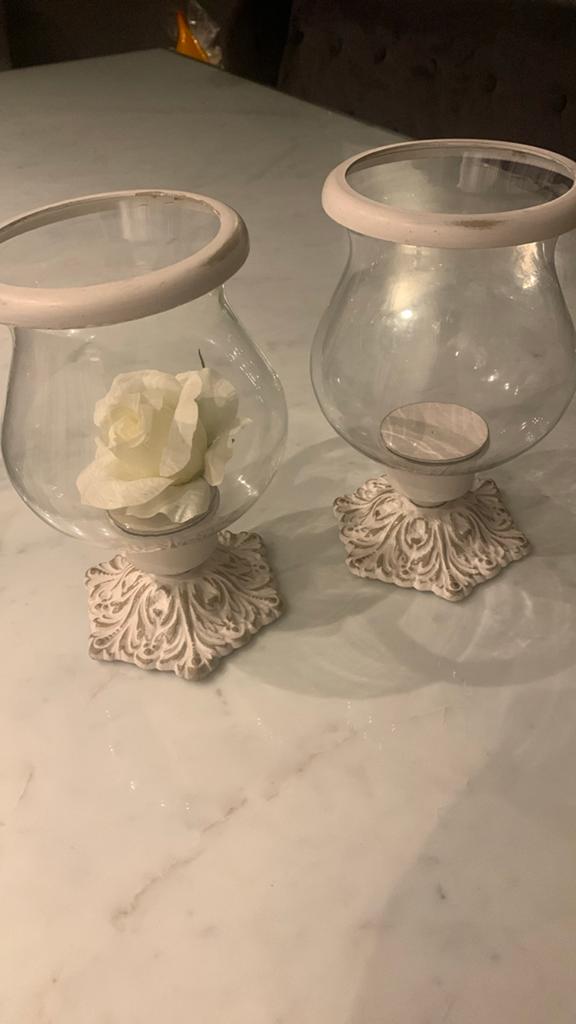 Set van 2 glazen kandelaars met sierlijke voet, Overige materialen, Gebruikt, Wit, Ophalen of Verzenden