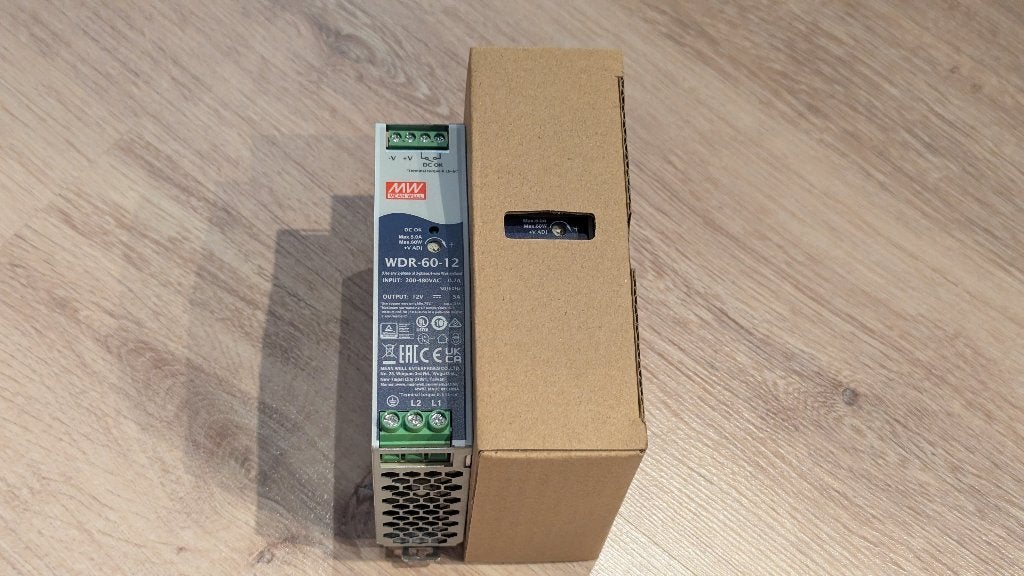 2x Mean Well WDR-60-12 60W 12V 5A voeding, Ophalen of Verzenden, Zo goed als nieuw