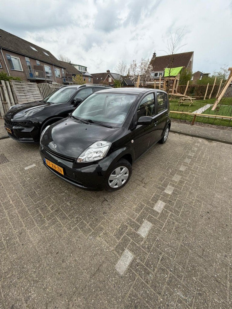 Daihatsu Sirion 1.0 51KW 2007 Zwart, Auto's, Daihatsu, Voorwielaandrijving, Stof, Zwart, Handgeschakeld