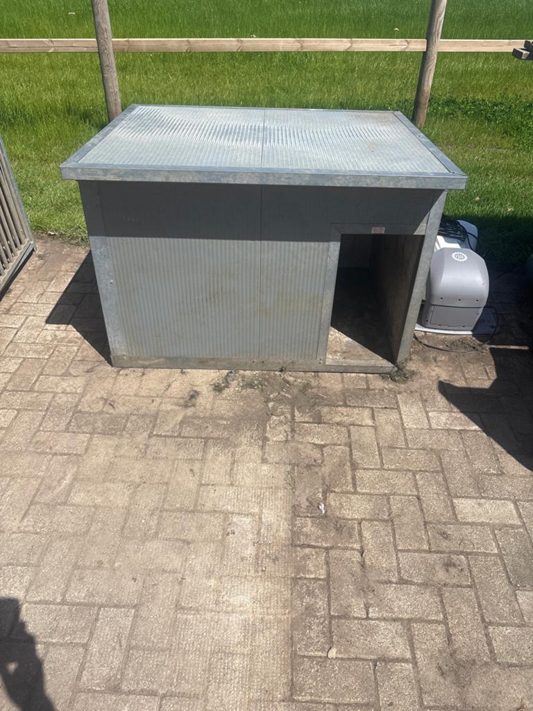 Geïsoleerd nacht hok, Dieren en Toebehoren, Hondenhokken, Ophalen of Verzenden, Zo goed als nieuw, 110 cm of meer, 100 cm of meer