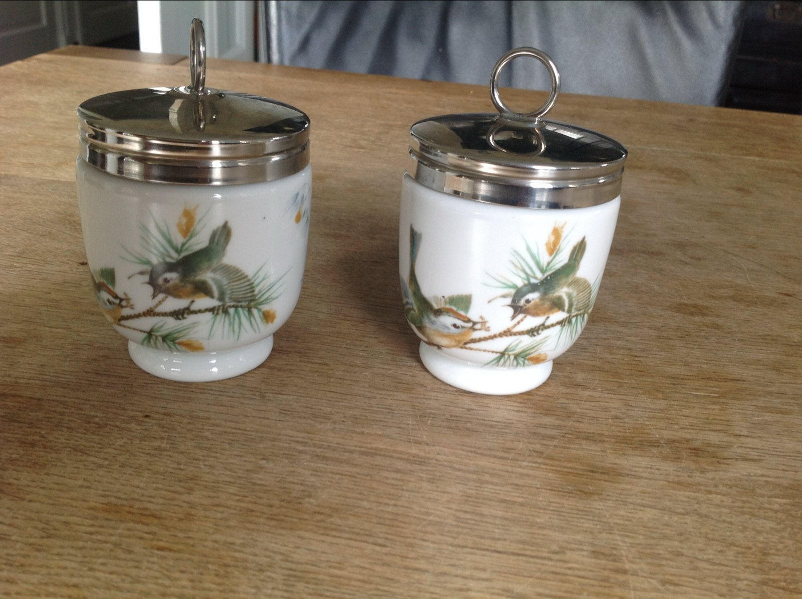 Set van 2 Worcester Fine Porseleinen Egg Coddlers met vogels, Ophalen