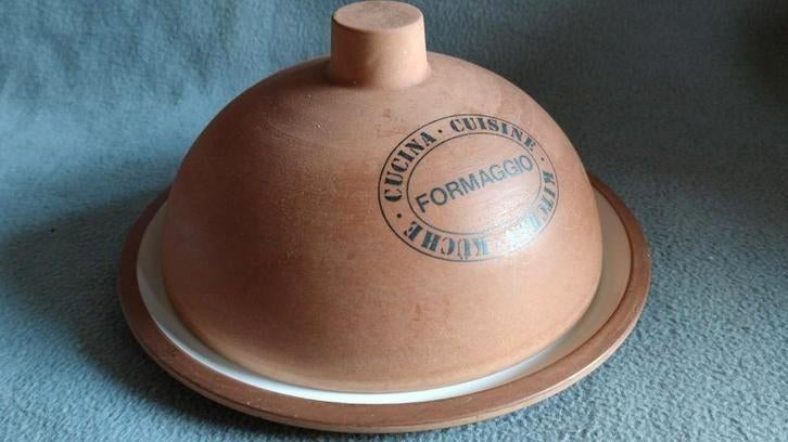 Vintage kaasstolp op plateau - terra cotta / wit - 30cm, Ophalen of Verzenden, Keramiek, Overige stijlen, Schaal of Schalen