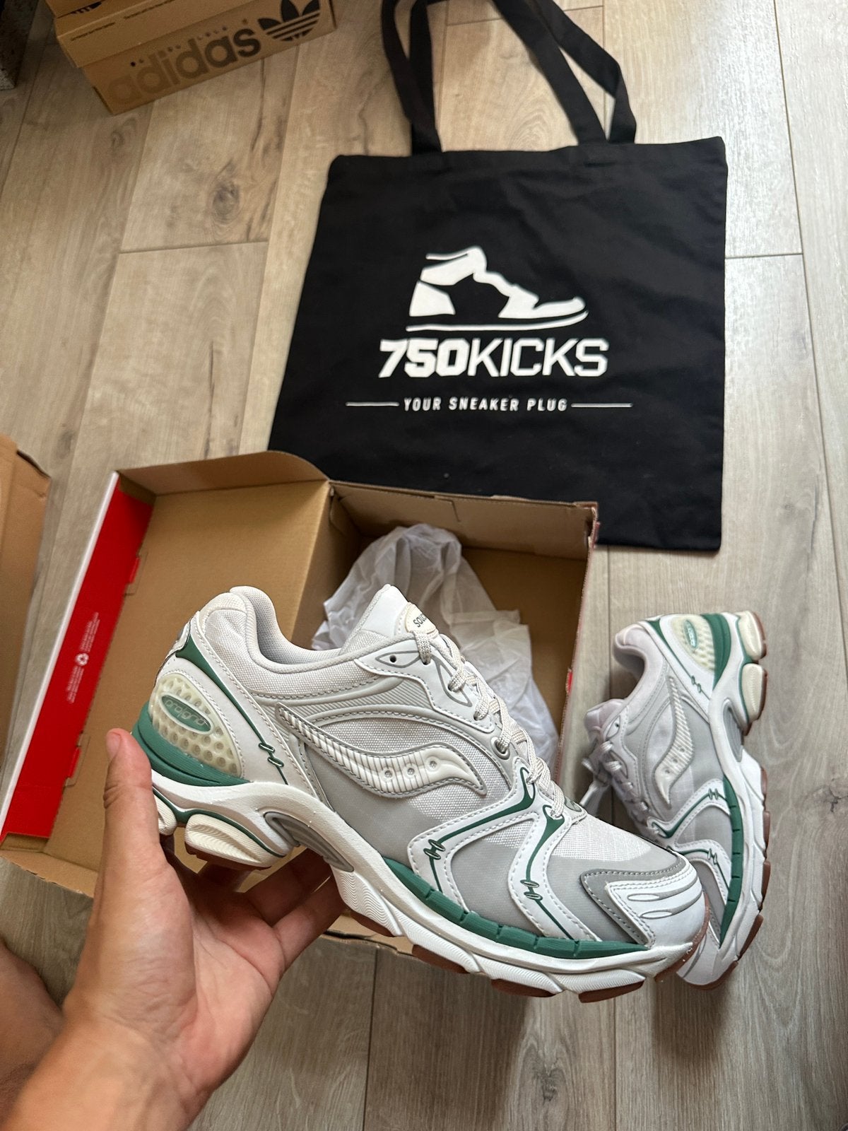 Saucony ProGrid Triumph 4 Light Tan Green Maat EU40,5 40.5, Nieuw, Ophalen of Verzenden, Sneakers of Gympen, Saucony