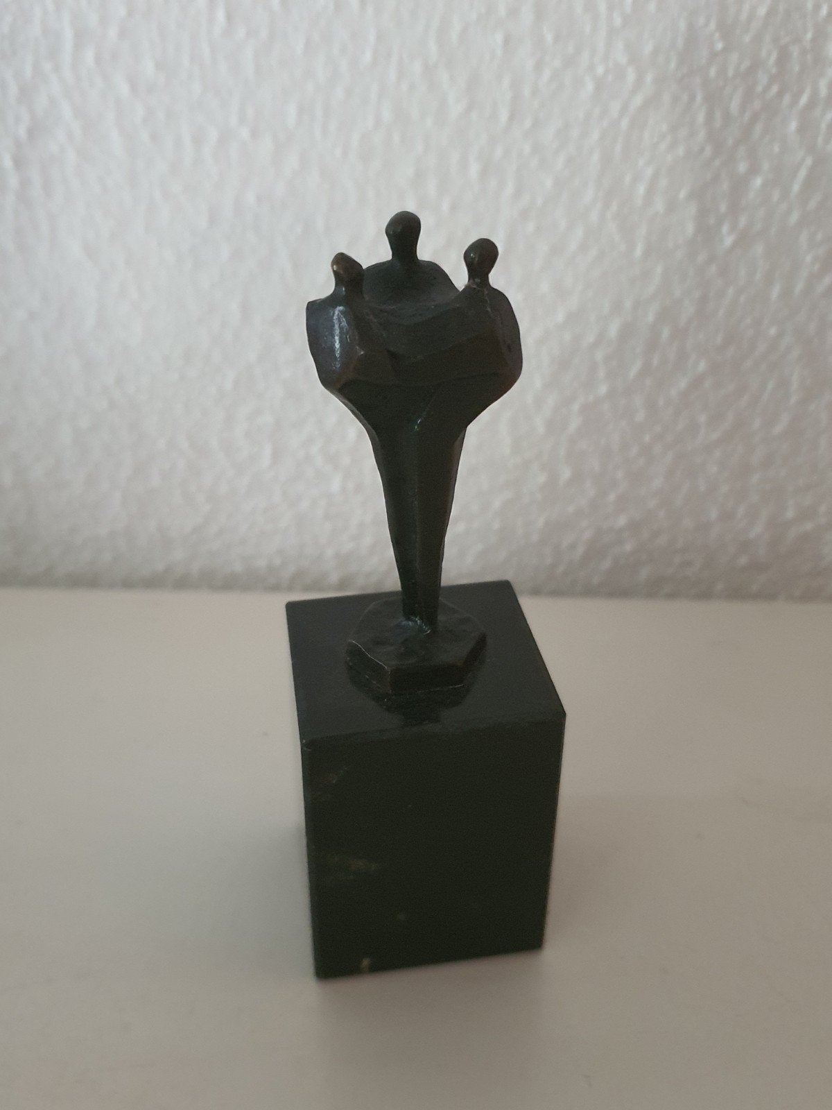 Abstract bronzen beeldje op sokkel - Familie/Groep, Ophalen, Groep mensen, Minder dan 20 cm, Brons