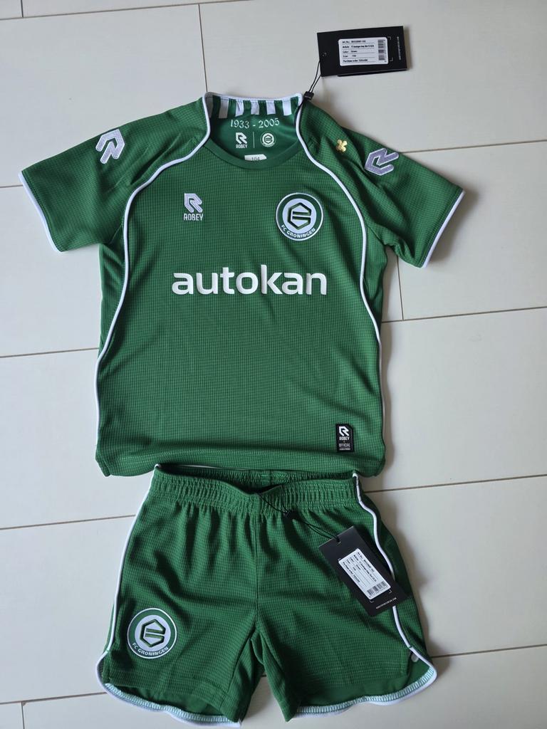 Splinternieuw FC Groningen pak maat 104, Ophalen of Verzenden, Nieuw, Jongen of Meisje, Setje