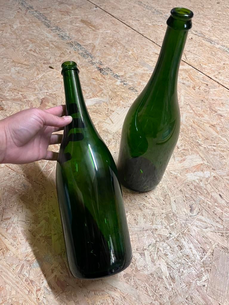 2 grote groene flessen, 50 tot 75 cm, Ophalen of Verzenden, Groen, Glas