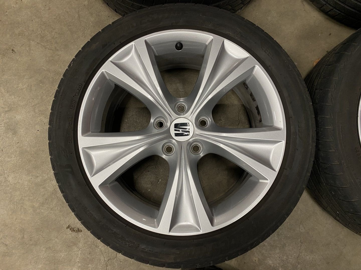 Diversen 17 inch originele velgen + zomerbanden Seat Leon, Gebruikt, -, -, Banden en Velgen