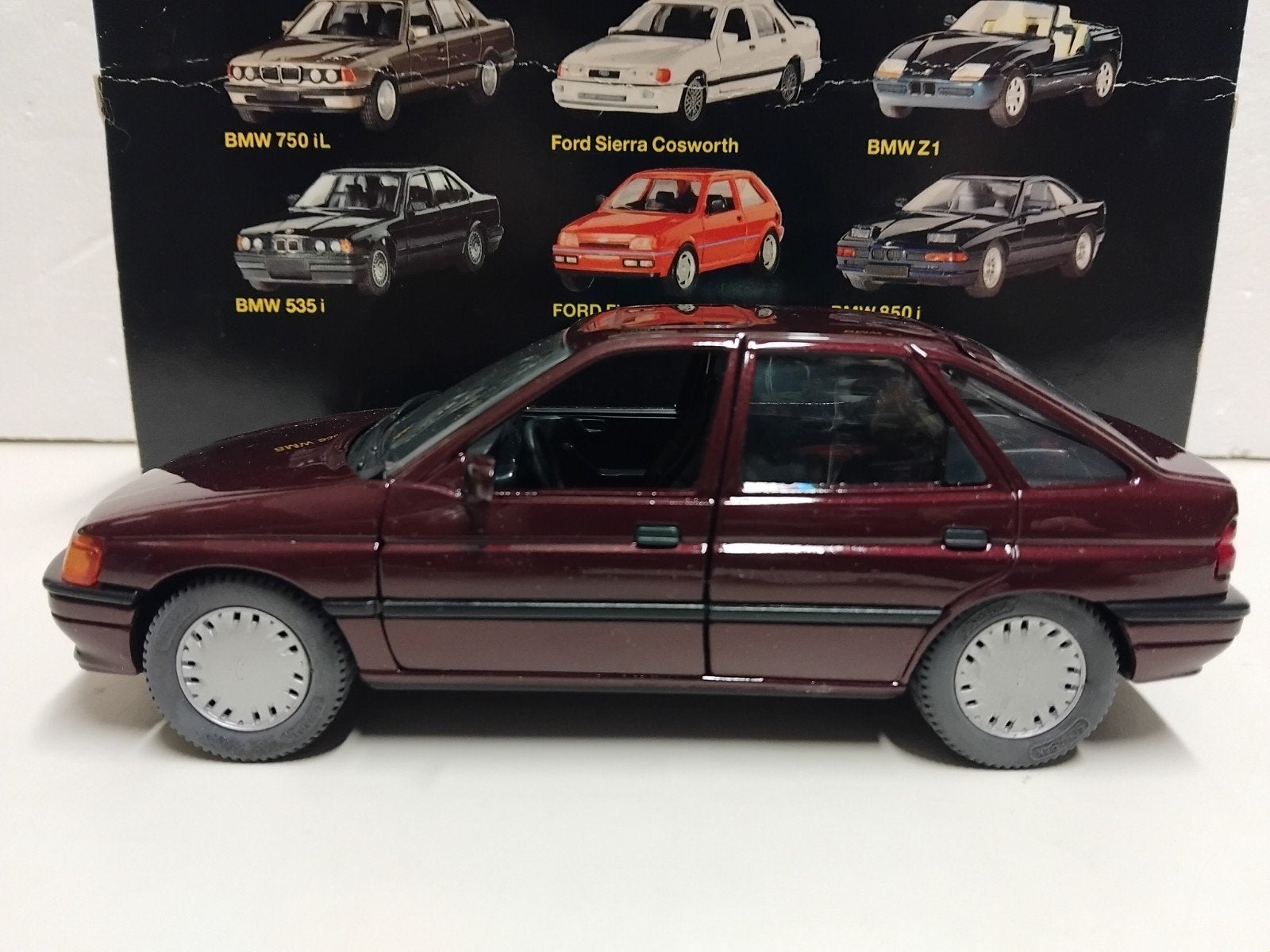 Schabak 1:24 Ford Escort hatchback bordeaux rood, Ophalen of Verzenden, Zo goed als nieuw, Auto, Overige merken