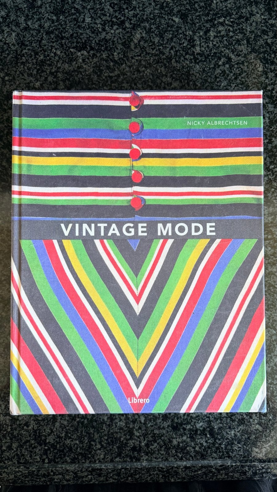 Vintage Mode: Het complete naslagwerk - Nicky Albrechtsen, Boeken, Ophalen of Verzenden, Zo goed als nieuw, Mode algemeen