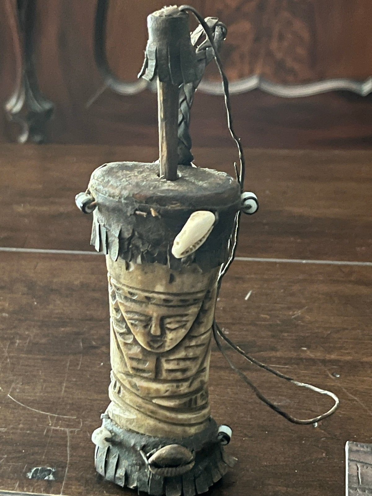 Unieke handgesneden Afrikaanse sculptuur met schelpen, Ophalen of Verzenden