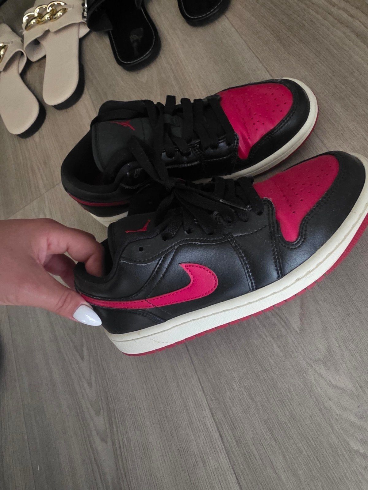 Nike Air Jordan 1 Low - Zwart/Rood, Kleding | Dames, Schoenen, Zwart, Nike, Ophalen of Verzenden, Sneakers of Gympen