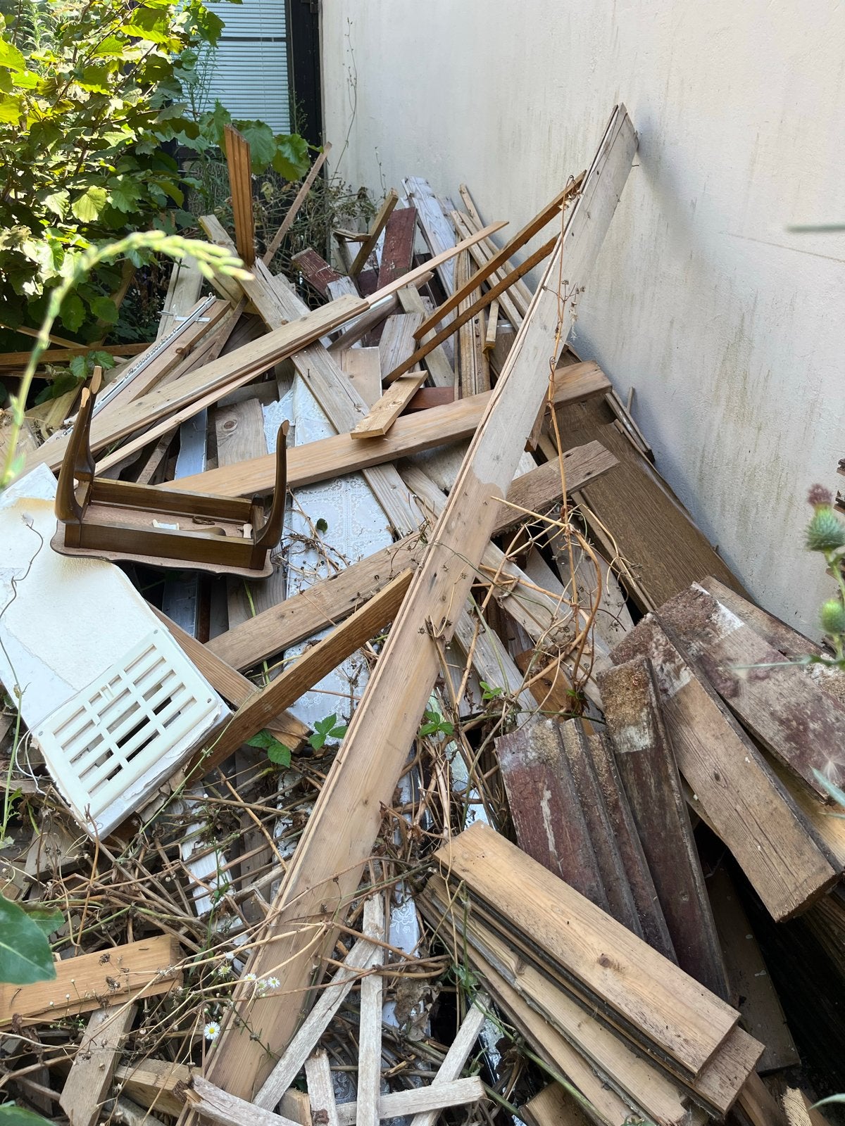 Gratis brandhout - diverse planken en houtresten, 3 tot 6 m³, Ophalen, Overige houtsoorten, Blokken