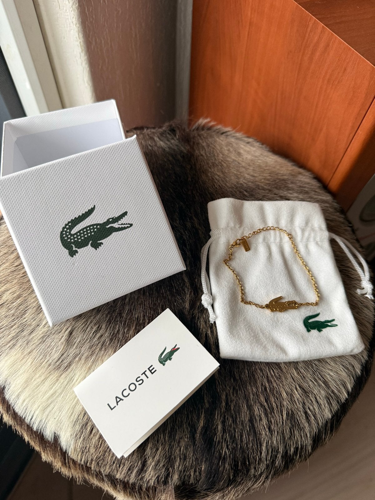 Lacoste armband met doos en stofzakje, Overige materialen, Nieuw, Ophalen of Verzenden, Goud