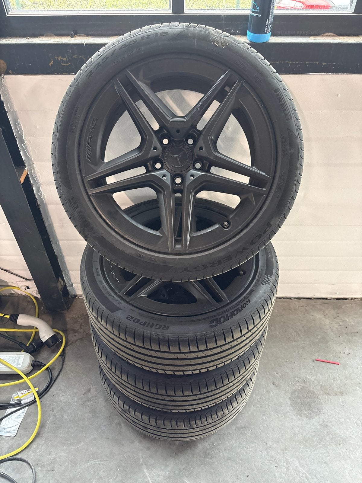 Mercedes-Benz 18 inch velgen met Roadhog zomerbanden, Ophalen, Gebruikt, Banden en Velgen, Pirelli@info.com