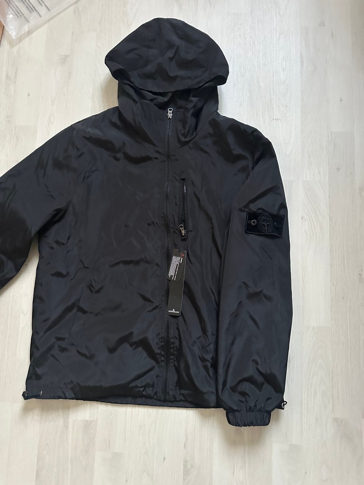 Stone Island Zwarte Jas - Nieuw met labels M en L, Ophalen of Verzenden, Nieuw, Maat 52/54 (L), Zwart