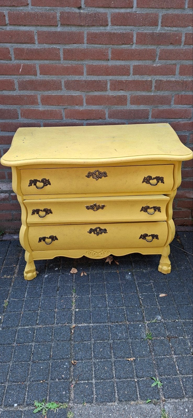 Vintage gele ladekast met sierlijke handgrepen, Ophalen