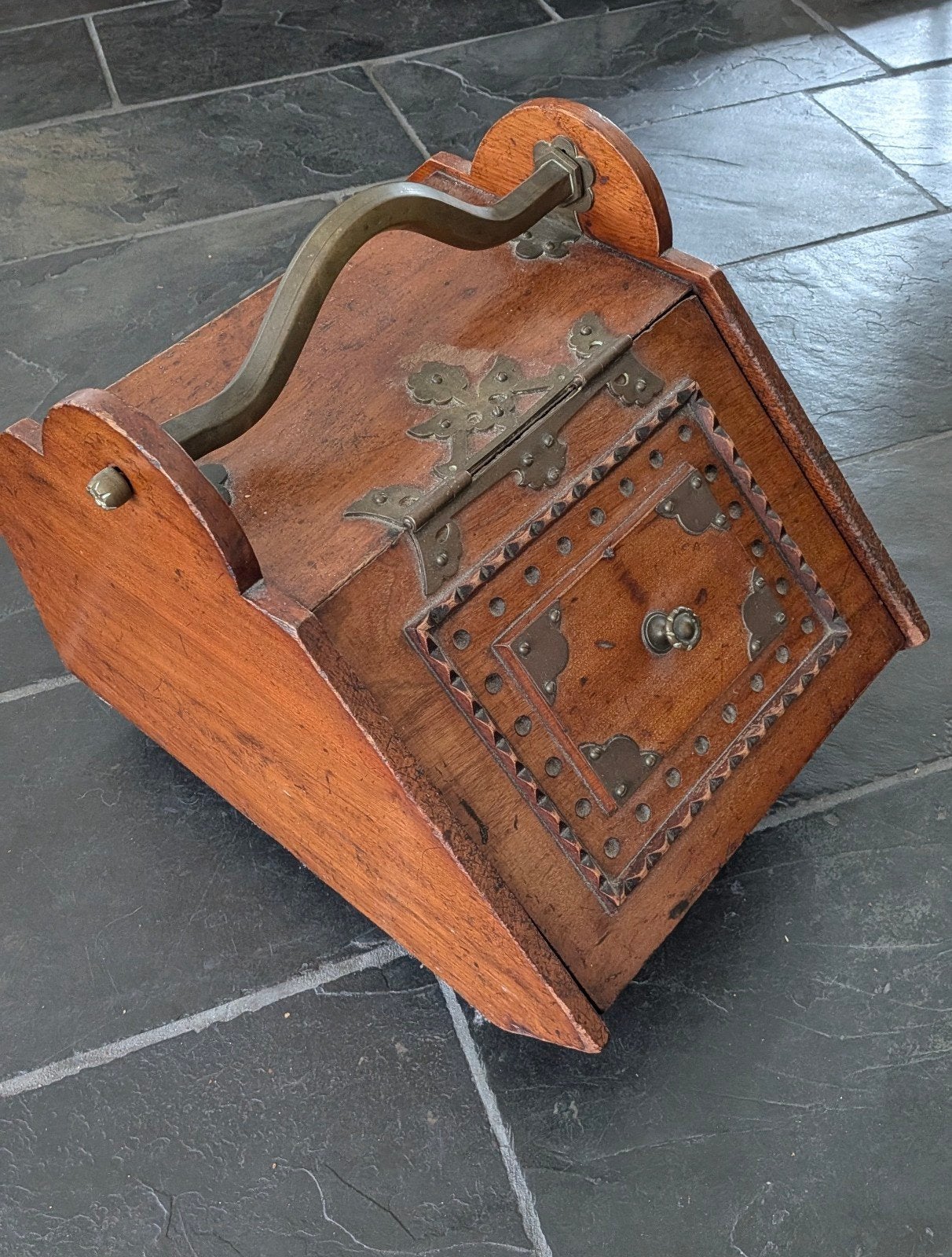 Antieke kolenkit van hout en messing, Ophalen