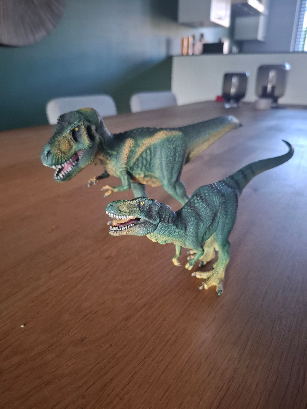 Twee Schleich dinosaurussen: T-Rex en Velociraptor, Ophalen of Verzenden, Zo goed als nieuw