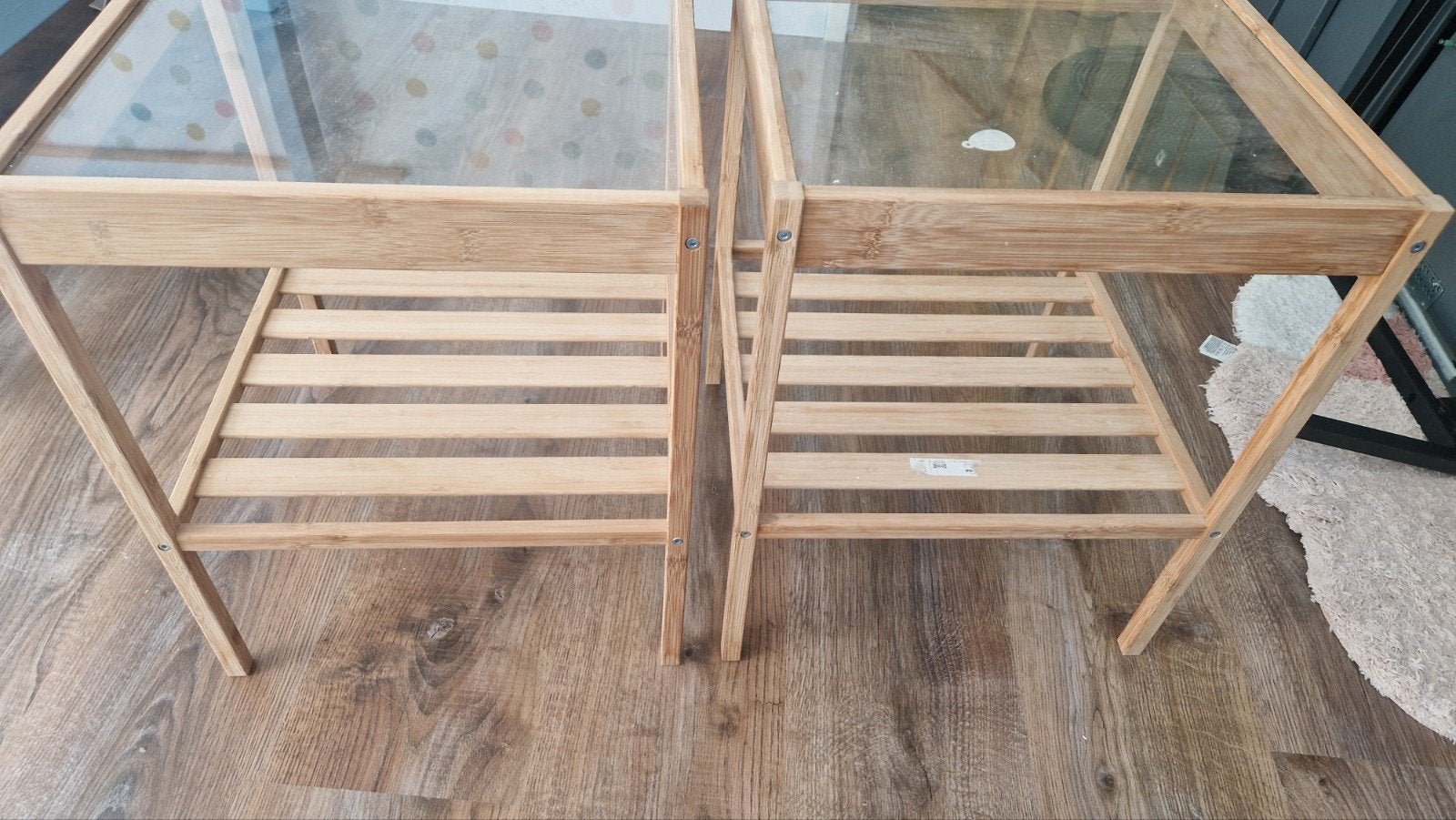 Set van 2 bamboe bijzettafels met glazen blad, Huis en Inrichting, Ophalen, Minder dan 45 cm, Modern, Scandinavisch, 55 tot 75 cm
