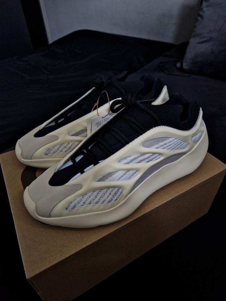 Yeezy 700 V3 Azael 44 2/3, Ophalen of Verzenden, Nieuw