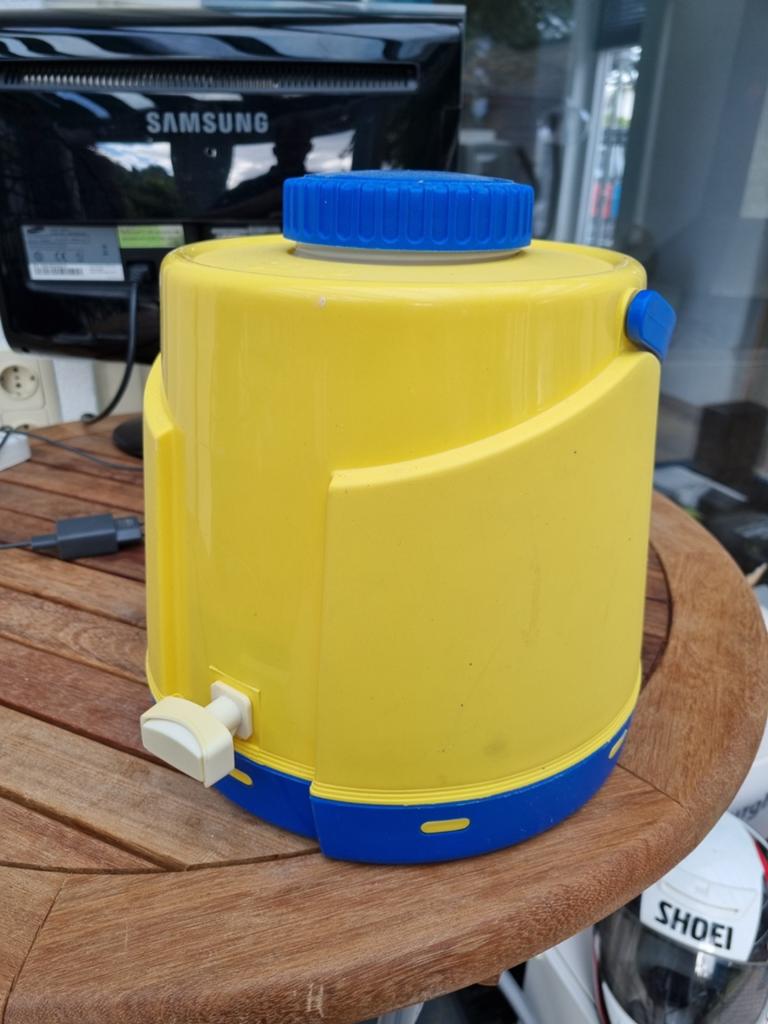 Gele drinkkan met tapkraantje - ideaal voor ranja, Ophalen of Verzenden, Overige typen, Gebruikt, Kunststof