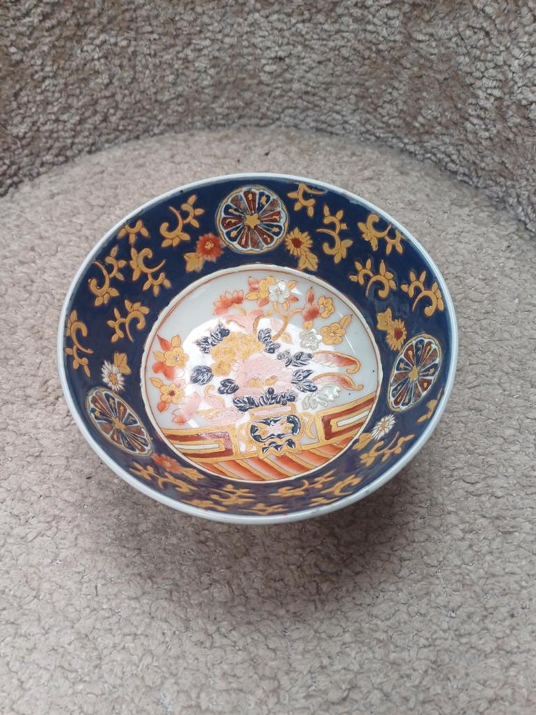 Antieke japanse kom met bloemmotieven hand geschilderd, Antiek en Kunst, Antiek | Porselein, Ophalen of Verzenden