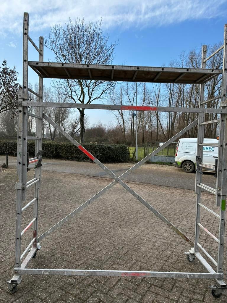 Schuifsteiger te koop met een werkhoogte van 4 meter., Doe-het-zelf en Verbouw, Steigers, Ophalen, Gebruikt, Rolsteiger of Kamersteiger