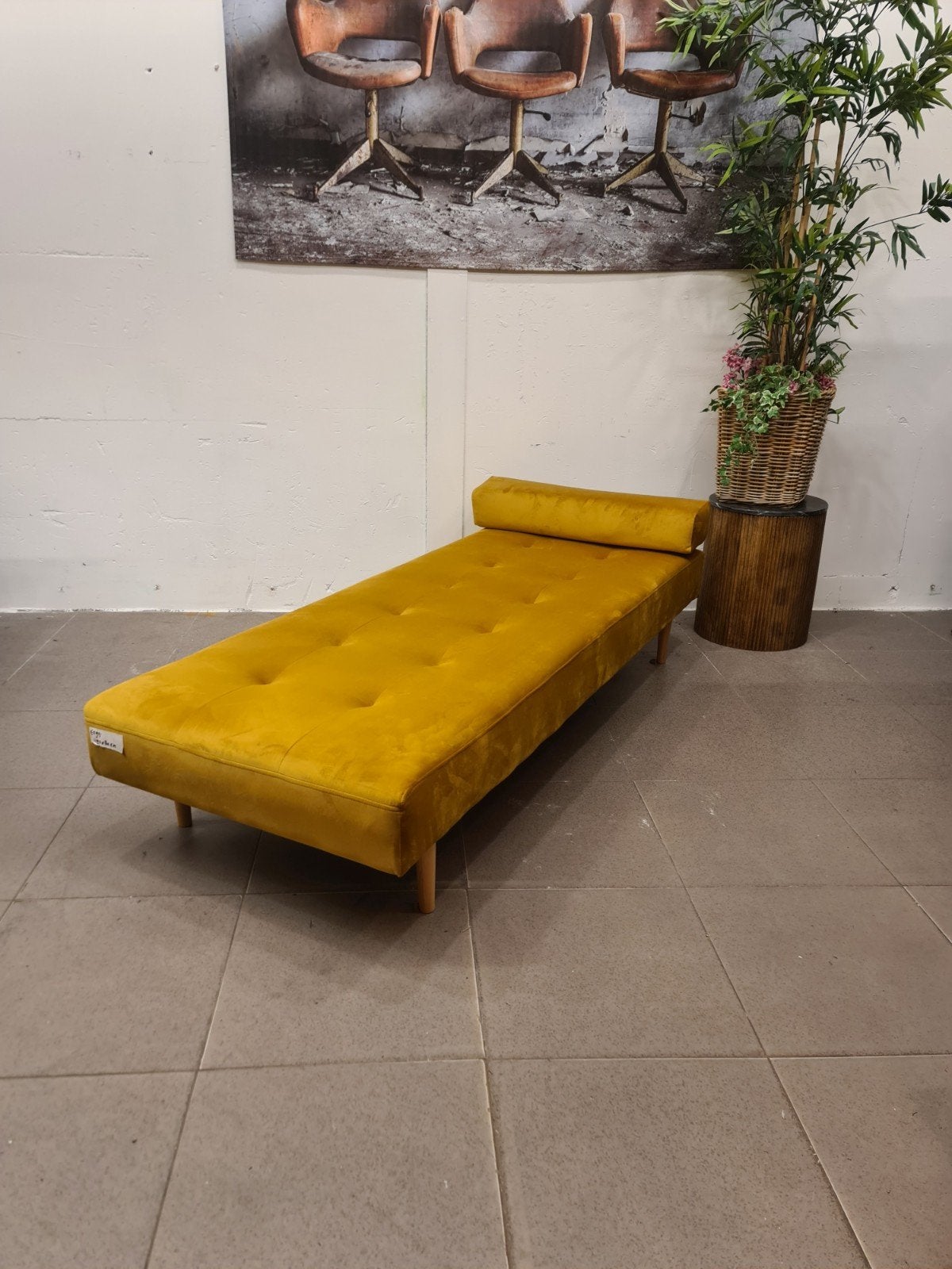 Nieuwe sofa slaapbank adore velvet okergeel 195x80cm, Huis en Inrichting, Ophalen, Eenpersoons, ., Geel