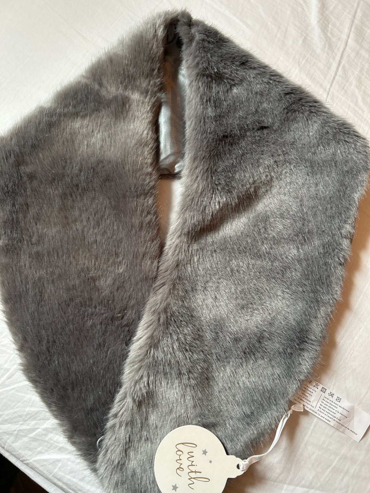 Nieuwe grijze faux fur sjaal - Zacht en stijlvol, Ophalen of Verzenden, Nieuw, Sjaal