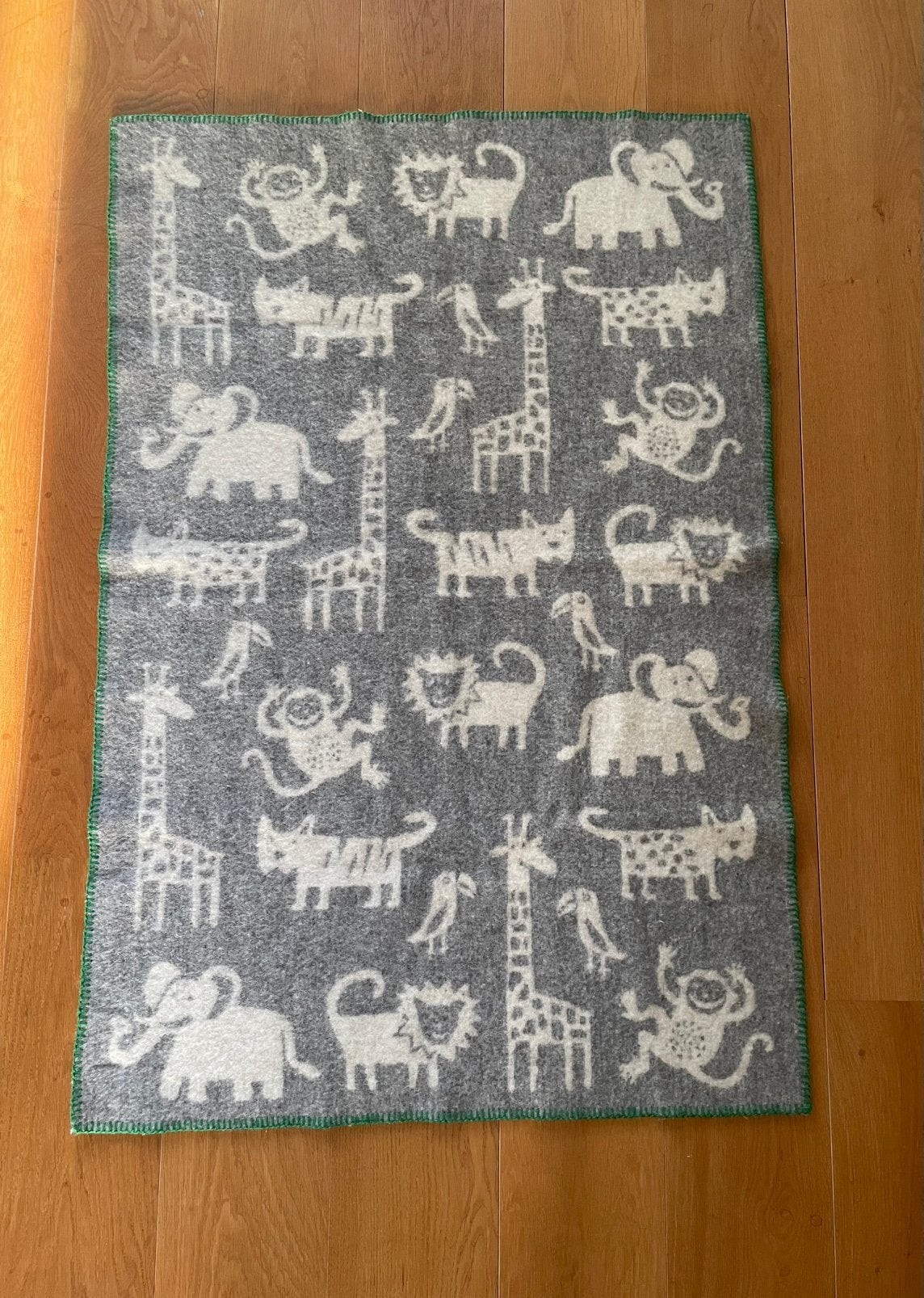 Prachtig Klippan Ledikant Dekentje, 100% eco-lamswol, NIEUW, Kinderen en Baby's, Nieuw, Dubbelzijdig, Meerkleurig, 130 cm