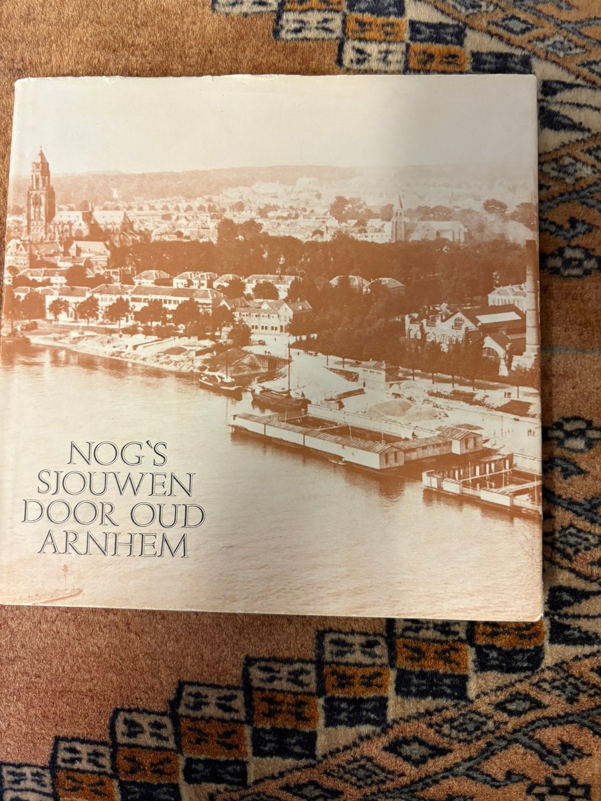 Nog’s sjouwen door oud Arnhem., Boeken, Geschiedenis | Stad en Regio, Verzenden, Zo goed als nieuw