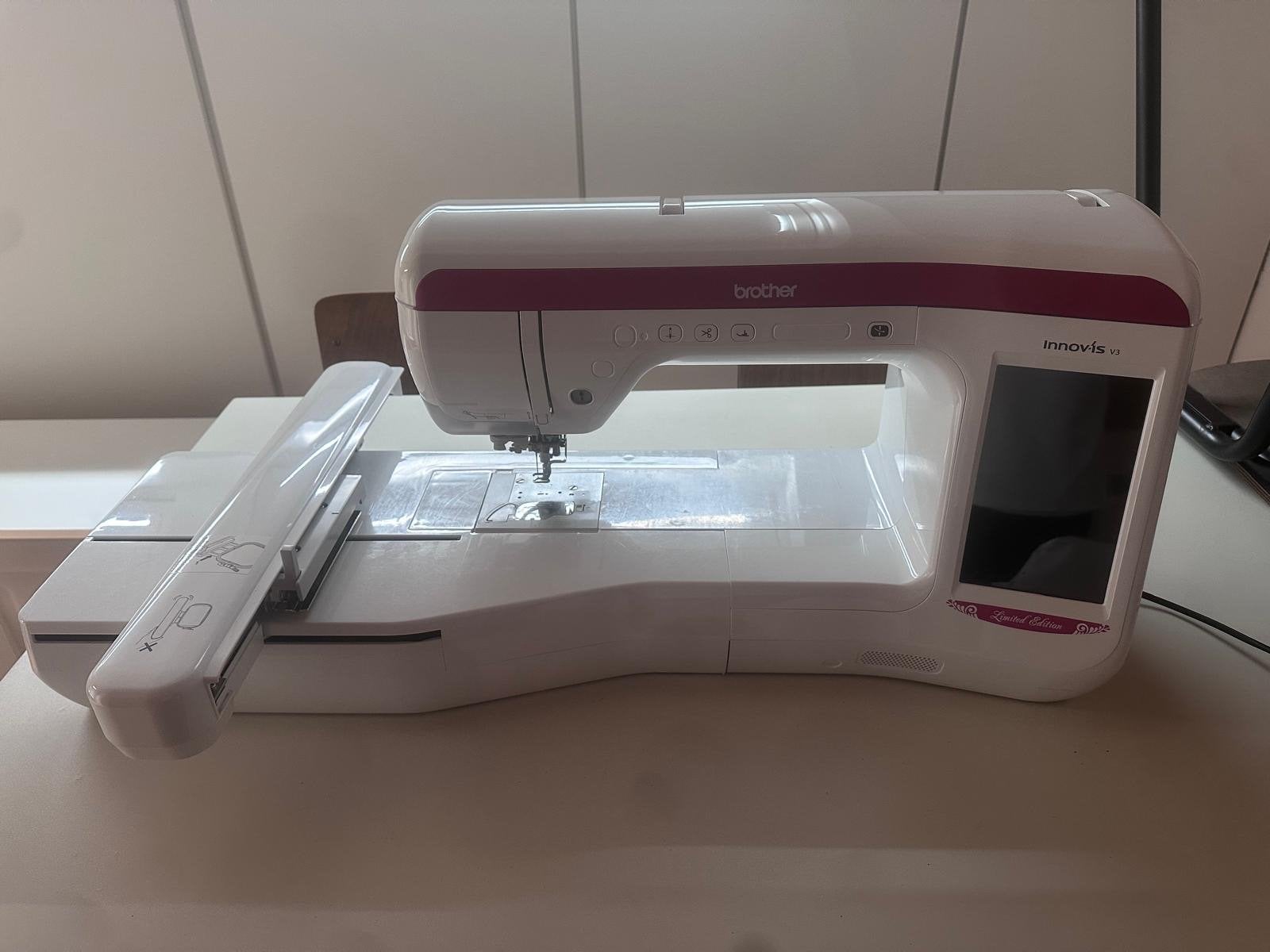 Brother Innov-is V3 borduurmachine limited edition, Hobby en Vrije tijd, Naaimachines en Toebehoren, Ophalen, Zo goed als nieuw