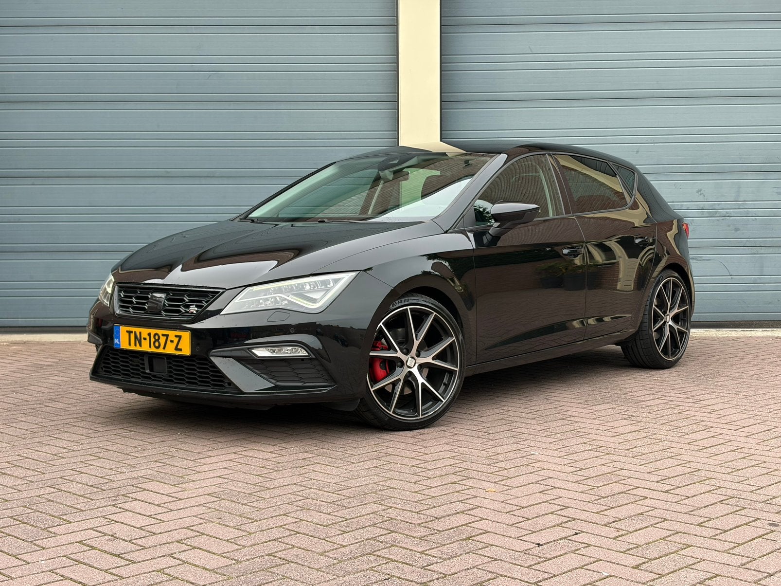 Seat Leon 1.8 TSI 180PK Dsg 2018 Zwart, Auto's, 1227 kg, Zwart, 4 cilinders, Leder en Stof
