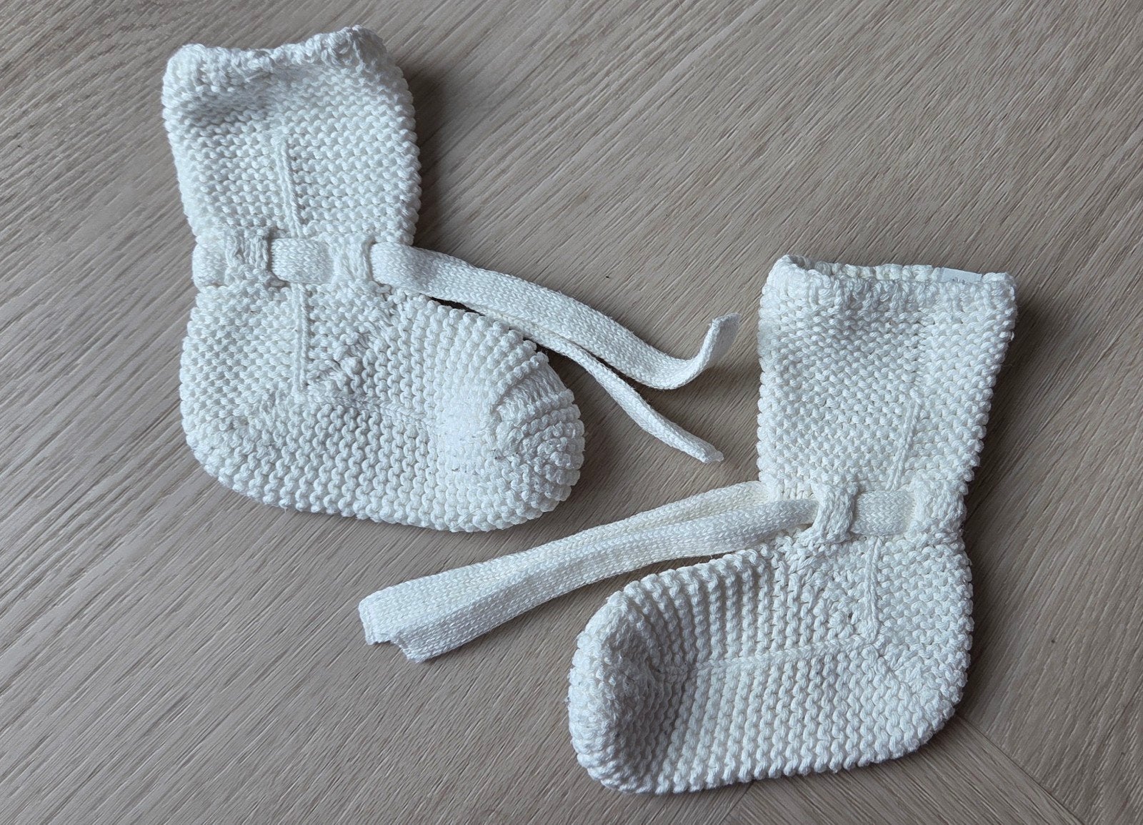 Noppies, witte, gebreide babyslofjes, Kinderen en Baby's, Slofjes, Jongetje of Meisje, Ophalen of Verzenden, Zo goed als nieuw