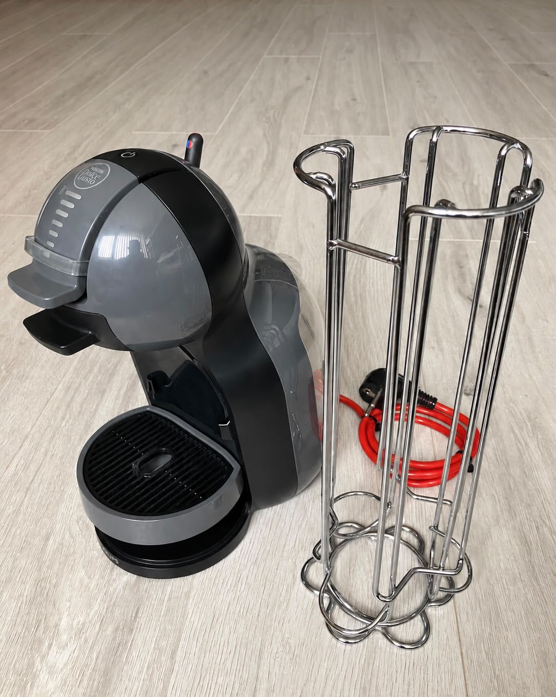 Zeer nette Krups Dolce Gusto Mini Me + capsulehouder!, Ophalen of Verzenden, Zo goed als nieuw, Koffiemachine