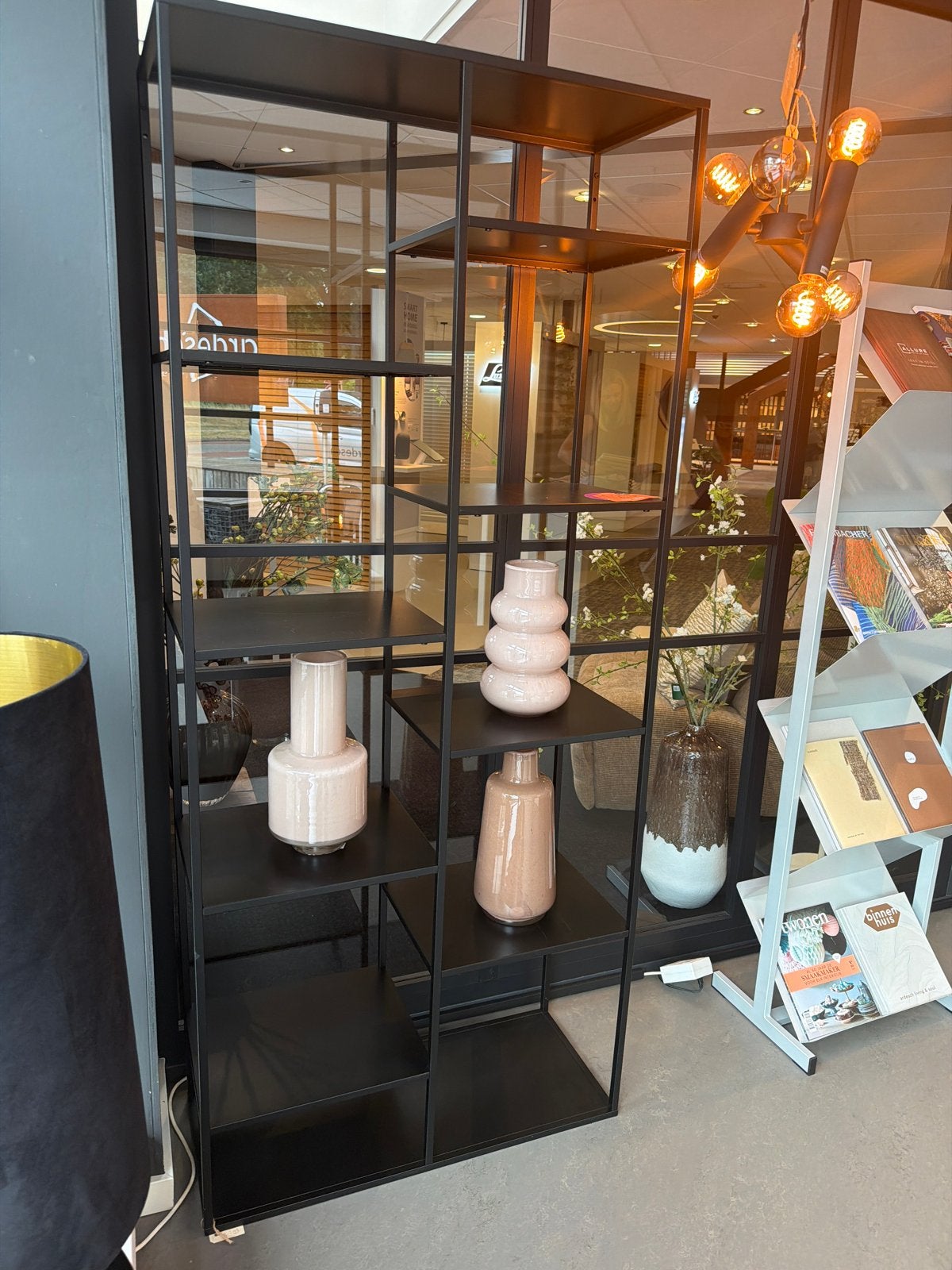 Stijlvolle zwarte kast/roomdivider met open vakken, Ophalen, Met plank(en), 100 tot 150 cm, 200 cm of meer