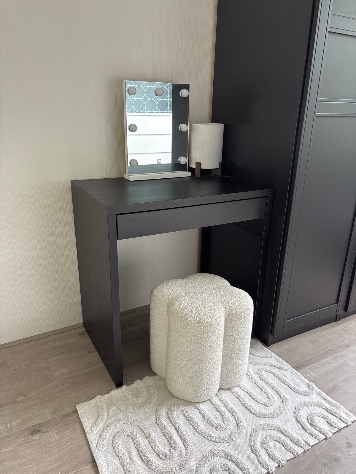 Zwart make-up bureau met spiegel, Huis en Inrichting, Woonaccessoires | Spiegels, Zo goed als nieuw, 75 tot 100 cm, Minder dan 100 cm
