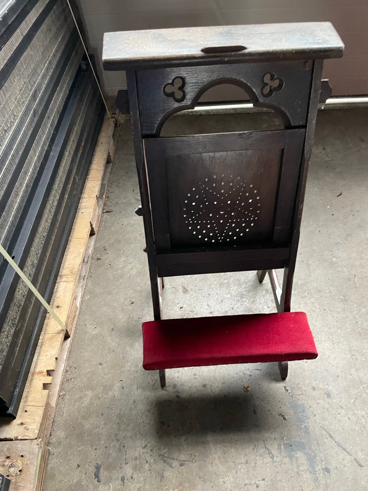 Antieke bidbank/knielbank met rood fluwelen kussen, Antiek en Kunst, Ophalen