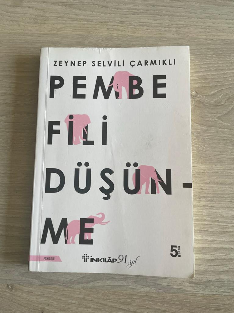 Pembe Fili Düşünme - Zeynep Selvili Çarmıklı, Ophalen of Verzenden, Gelezen, Wereld overig