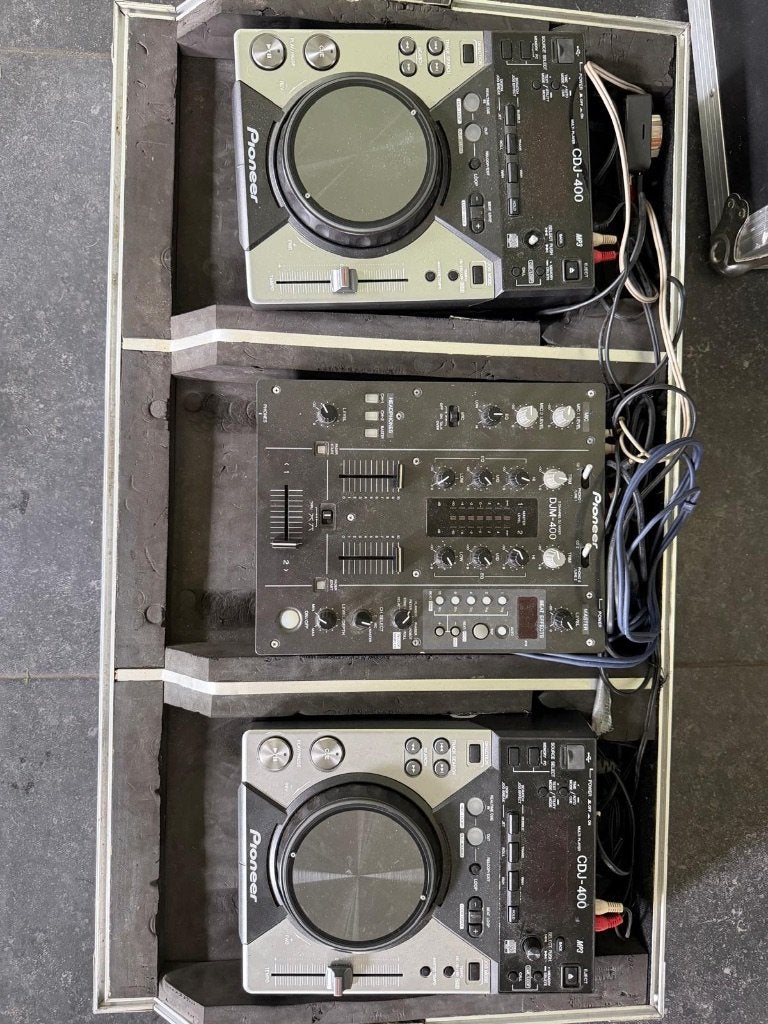 Dj set met speakers
