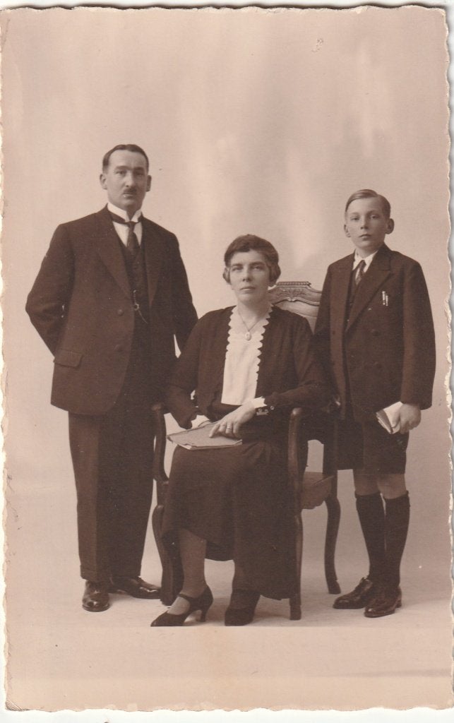 fotokaart   -   familie  met  communie kant, Verzamelen, Verzenden, Voor 1940, Zo goed als nieuw